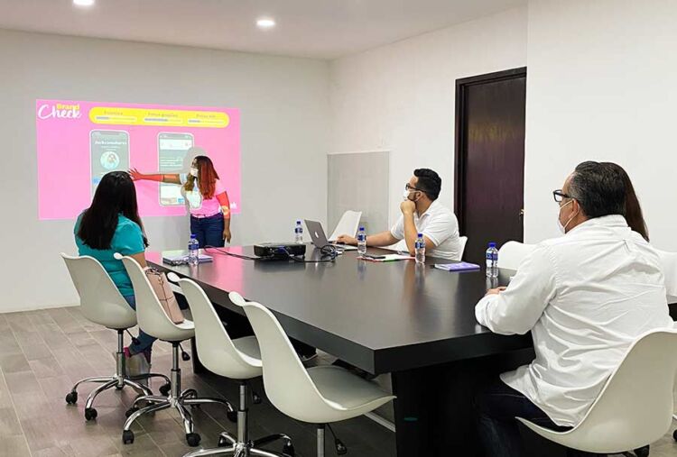 Equipo de InnMak trabajando en proyecto