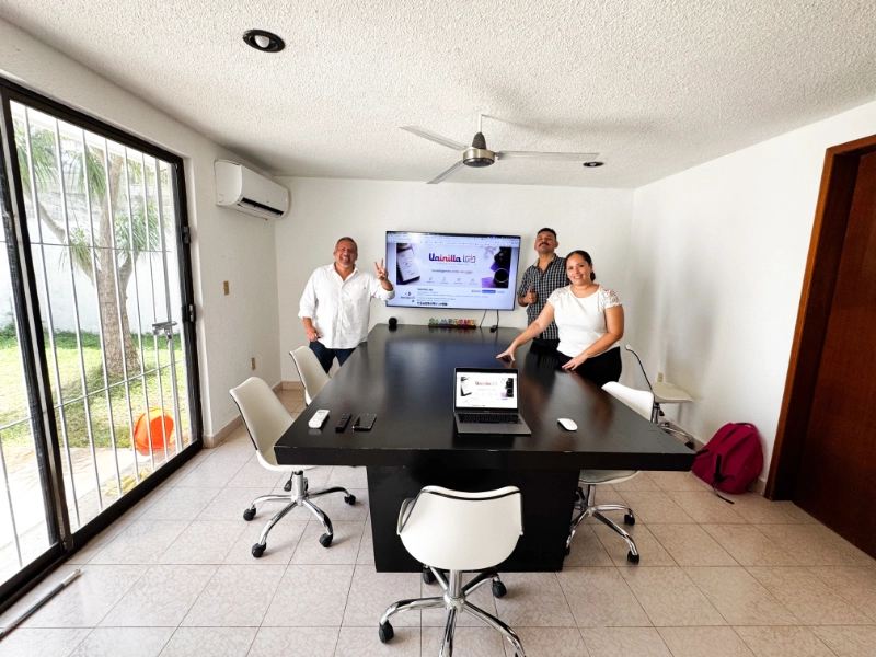 Equipo de InnMak trabajando en proyecto